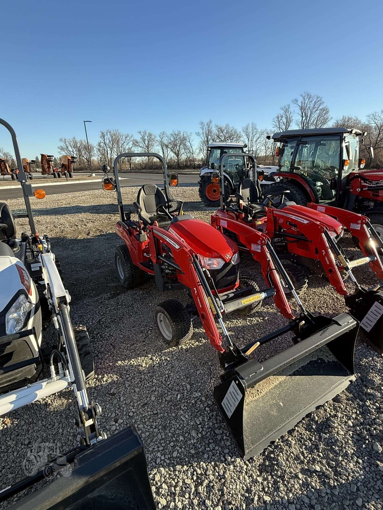 2024 MASSEY FERGUSON GC1725M image 2