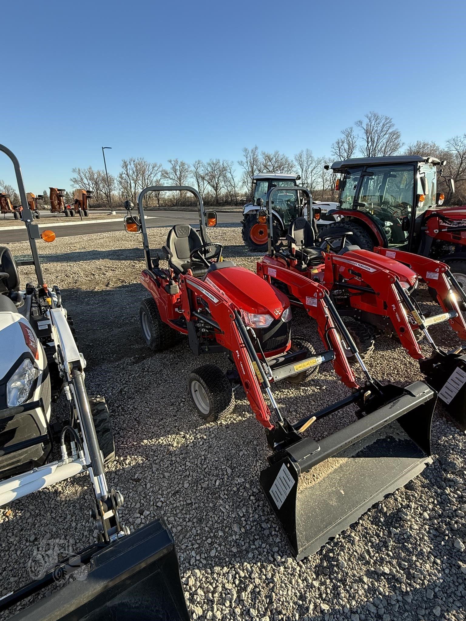 2024 MASSEY FERGUSON GC1725M image 2