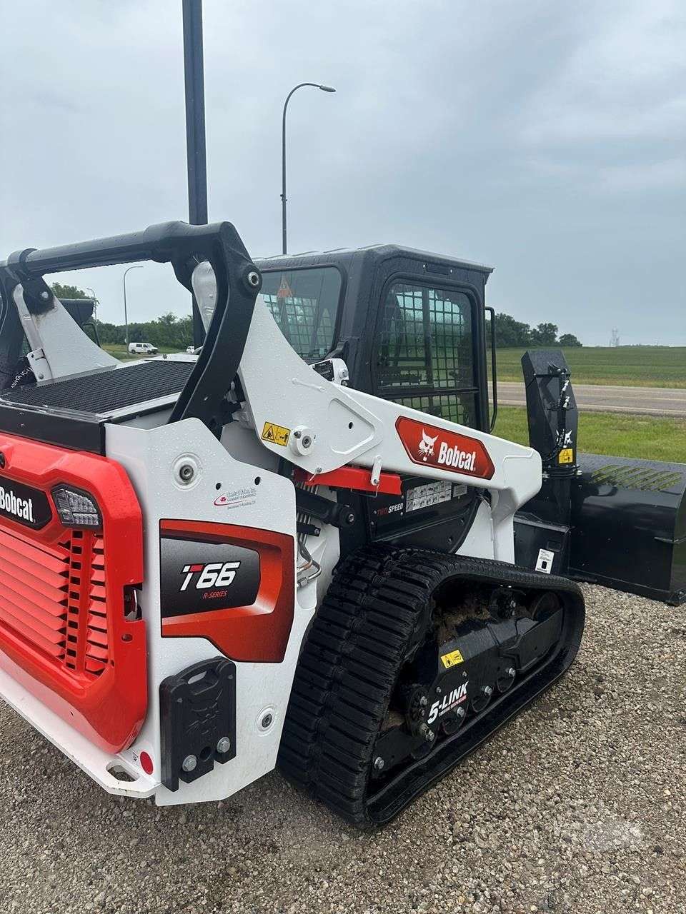 2025 BOBCAT T66 image 3
