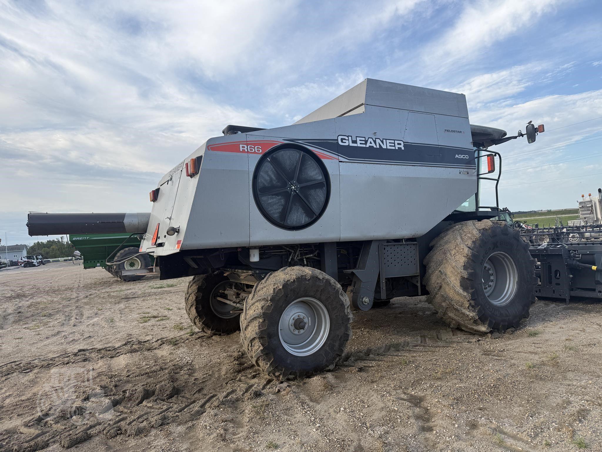 2009 GLEANER R66 image 3