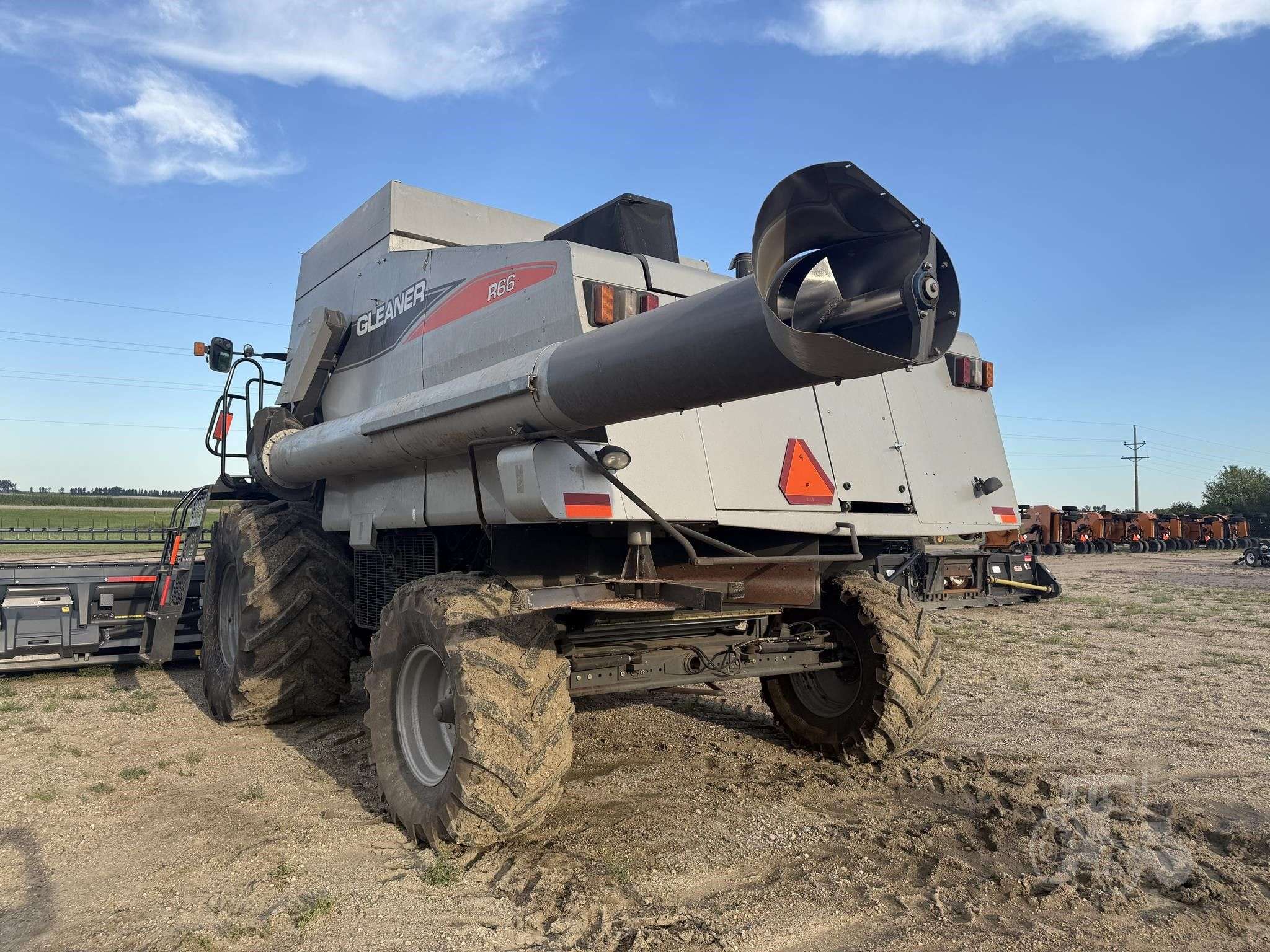 2009 GLEANER R66 image 2