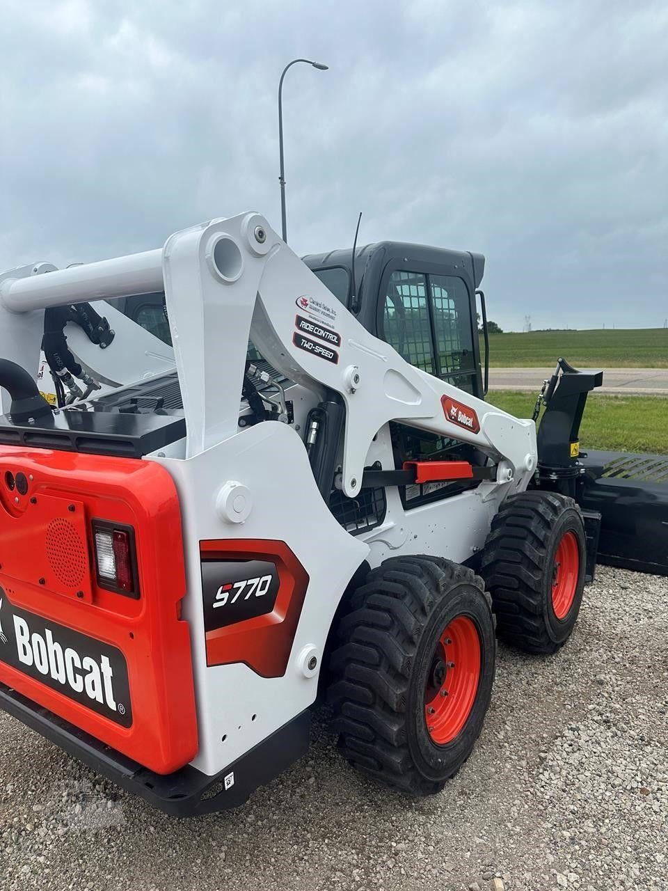 2025 BOBCAT S770 image 3