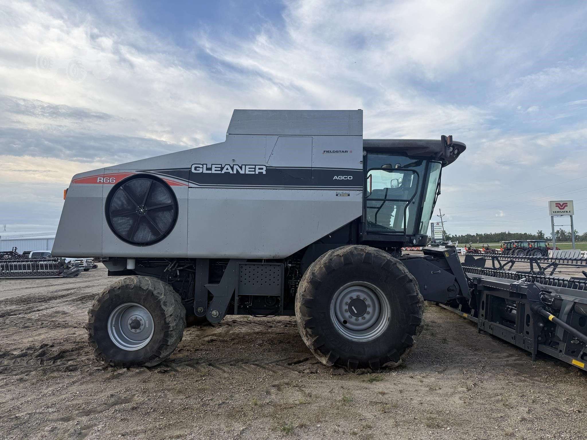 2009 GLEANER R66 image 4